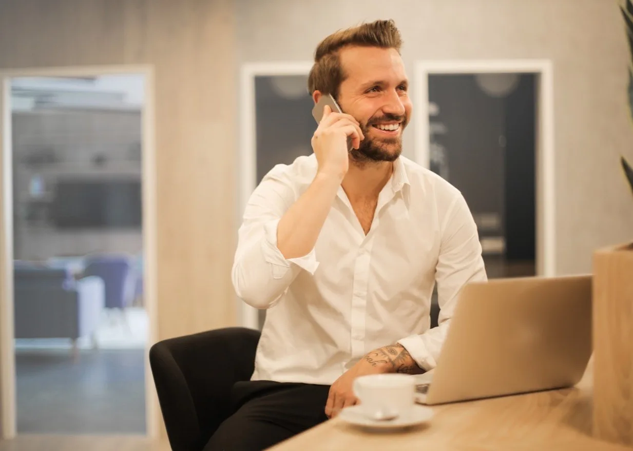 Doradca Agmer rozmawia z klientem przez telefon