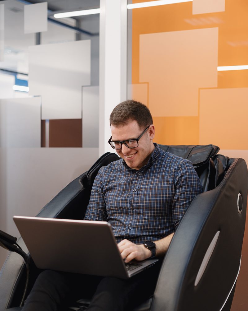 Programista pracuje na laptopie w biurze firmy IT