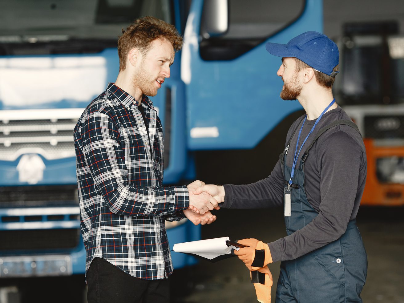 Przekazanie dokumentów i uścisk dłoni przy ciężarówce w bazie transportowej